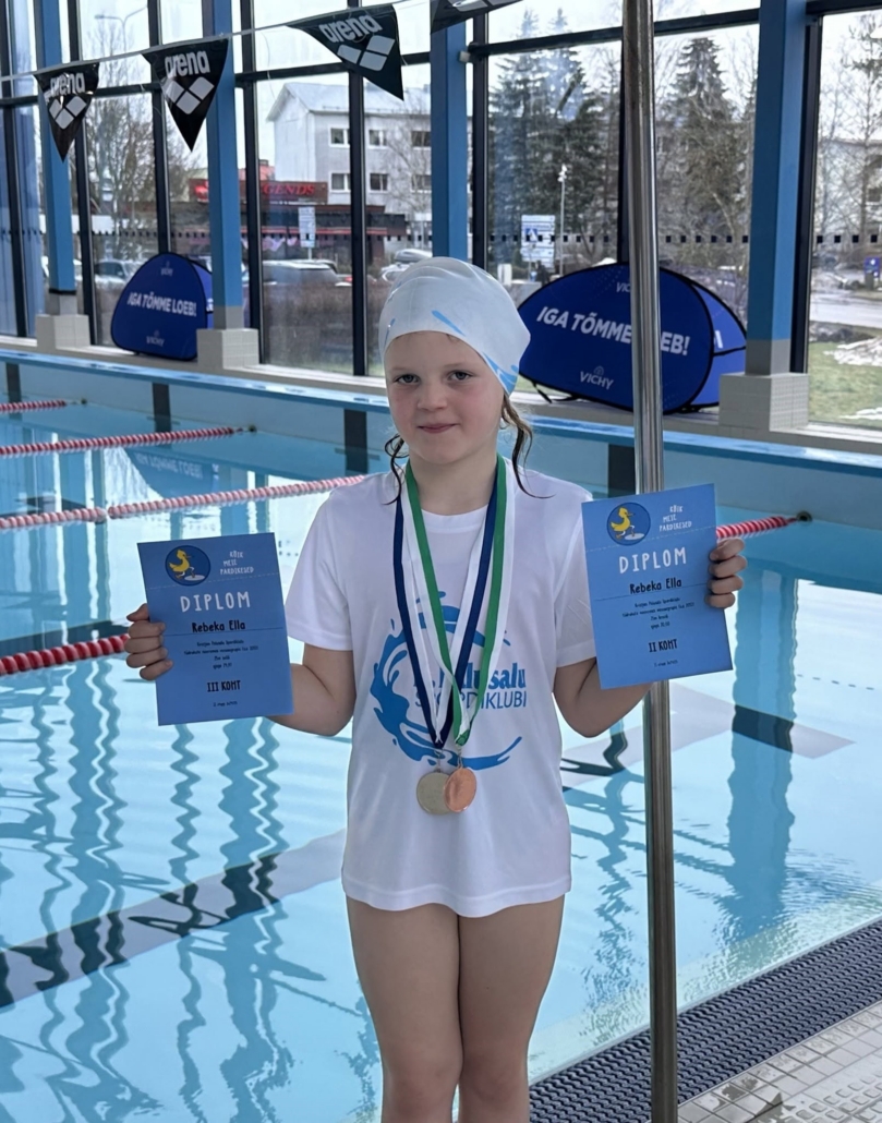 Klubi noor ujuja medalite ja diplomitega pärast võistlust